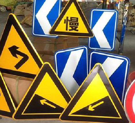 藤县标识标牌中颜色的确定是很重要的。